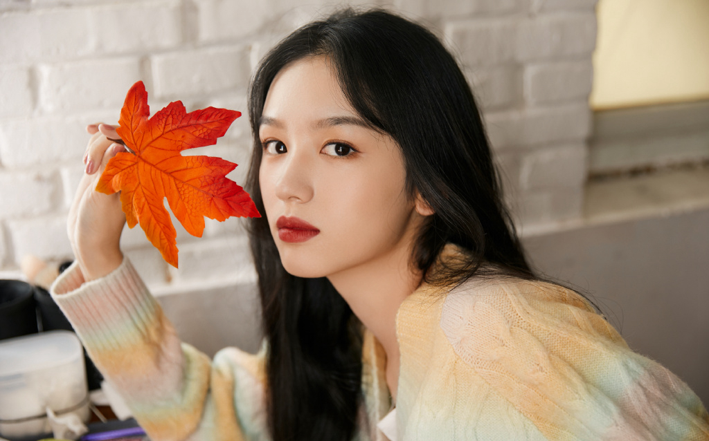 分享一组周也图片给大家,图中的明星图片壁纸会点缀你的电脑桌面,美化