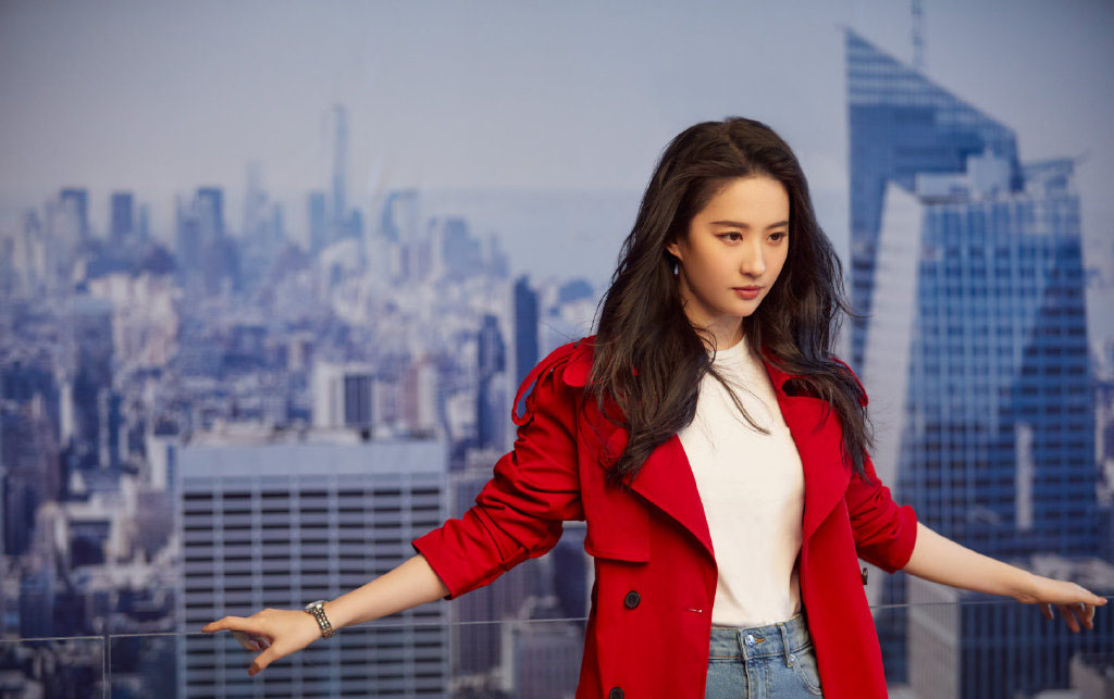 简介:刘亦菲红色风衣时尚写真图片,分享一组刘亦菲图片给大家,图中的