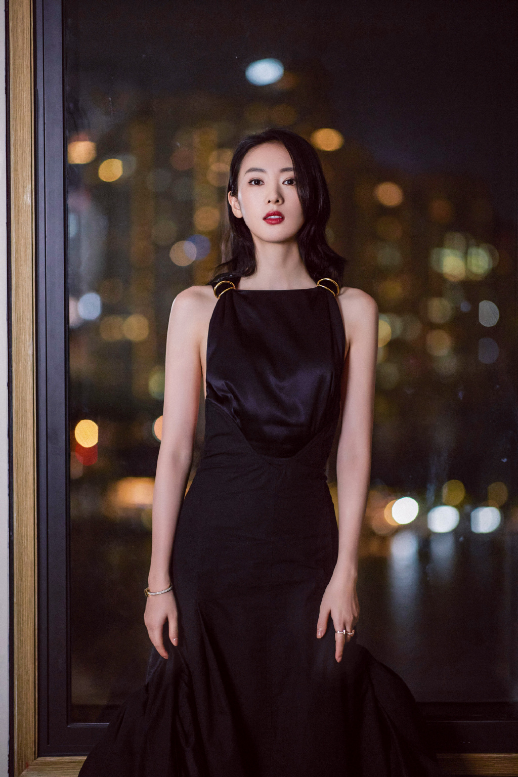 简介:童瑶黑色长裙优雅写真图片,分享一组童瑶图片给大家,图中的明星