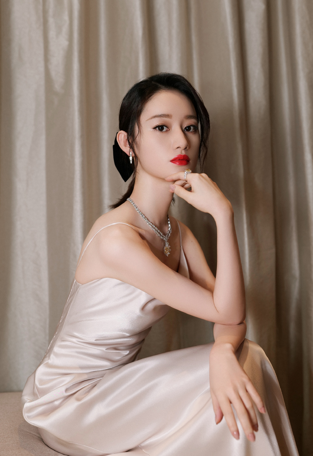 郭晓婷吊带裙性感养眼写真图片12