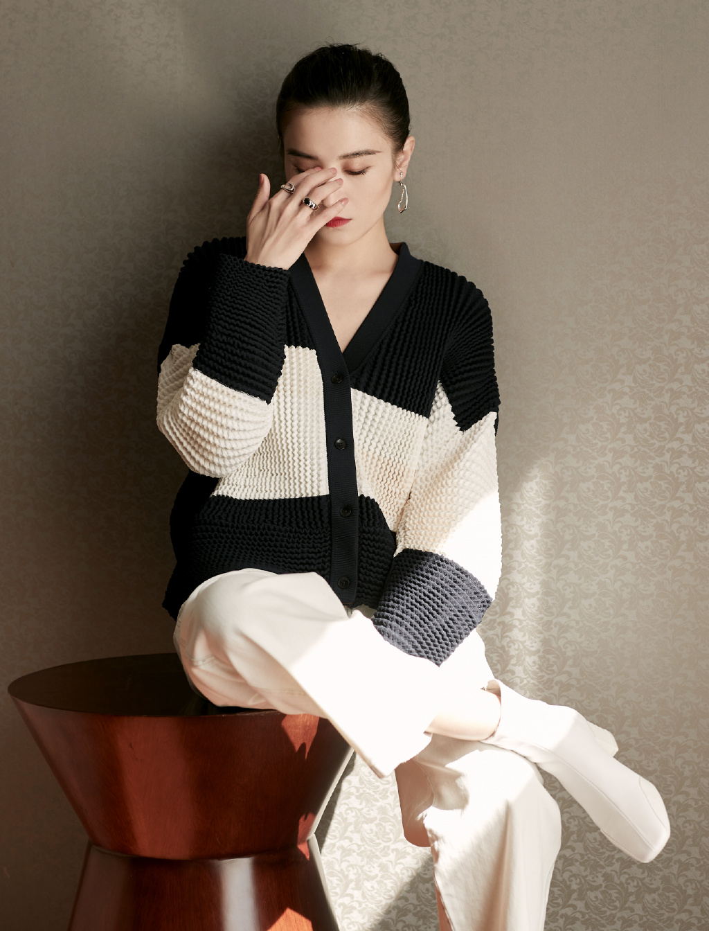 > 宋佳拼色毛衣性感写真图片(5/6)