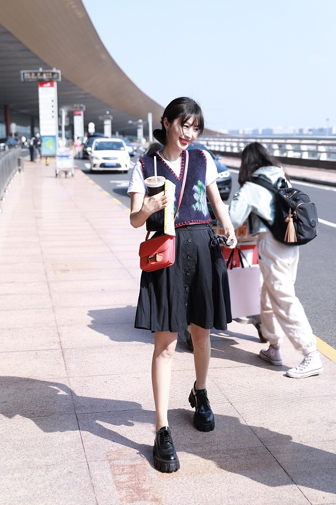 简介:李菲儿学院风装扮乖巧甜美机场照图片,分享一组李菲儿图片给大家