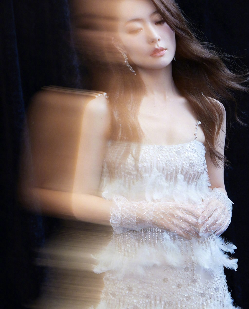 简介:白冰吊带裙性感美艳写真图片,分享一组白冰图片给大家,图中的