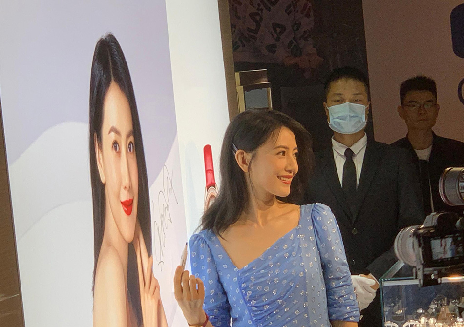 分享一组高圆圆图片给大家,图中的明星图片壁纸会点缀你的电脑桌面