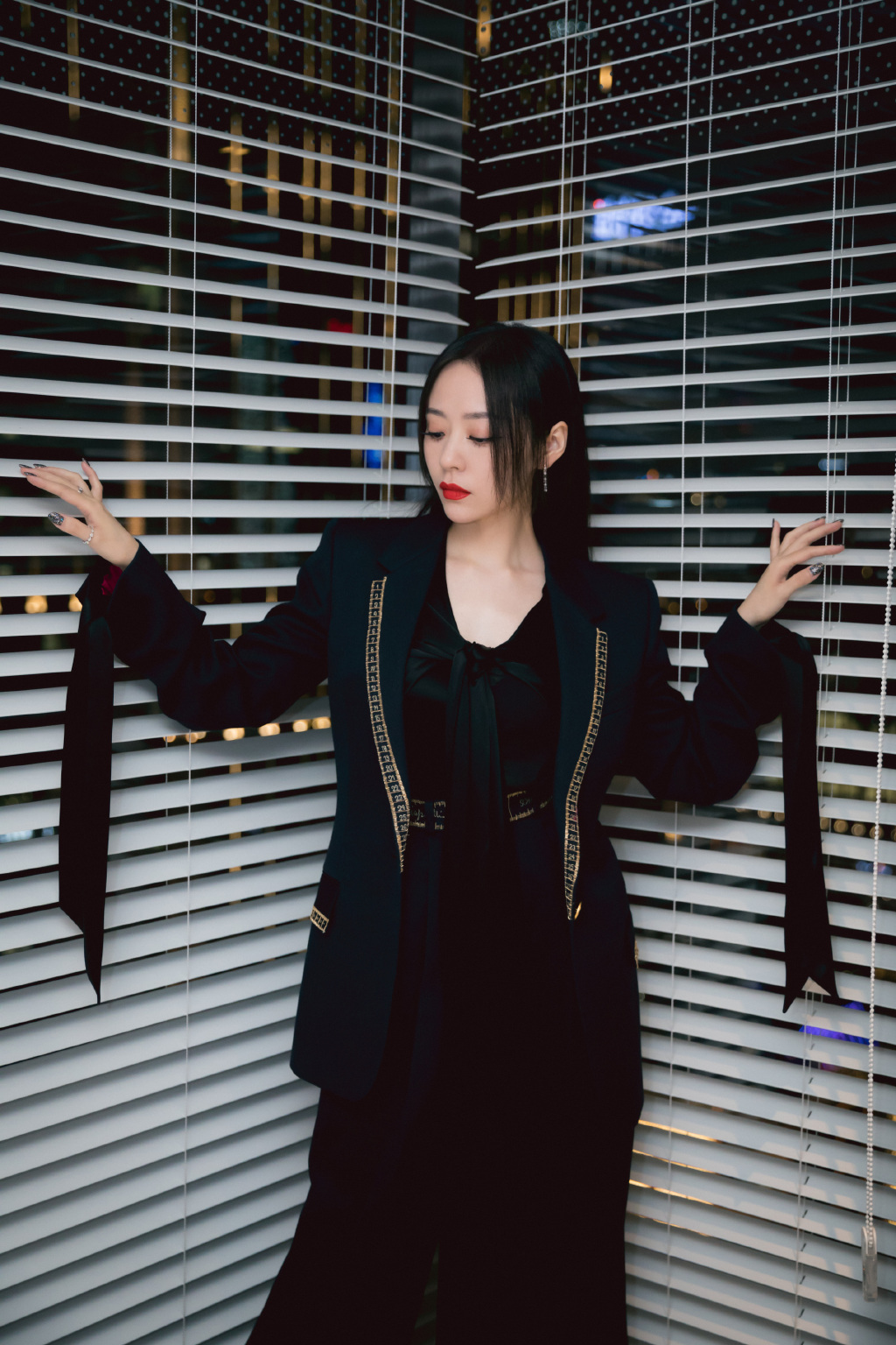 张靓颖酷黑廓形西装写真图片510