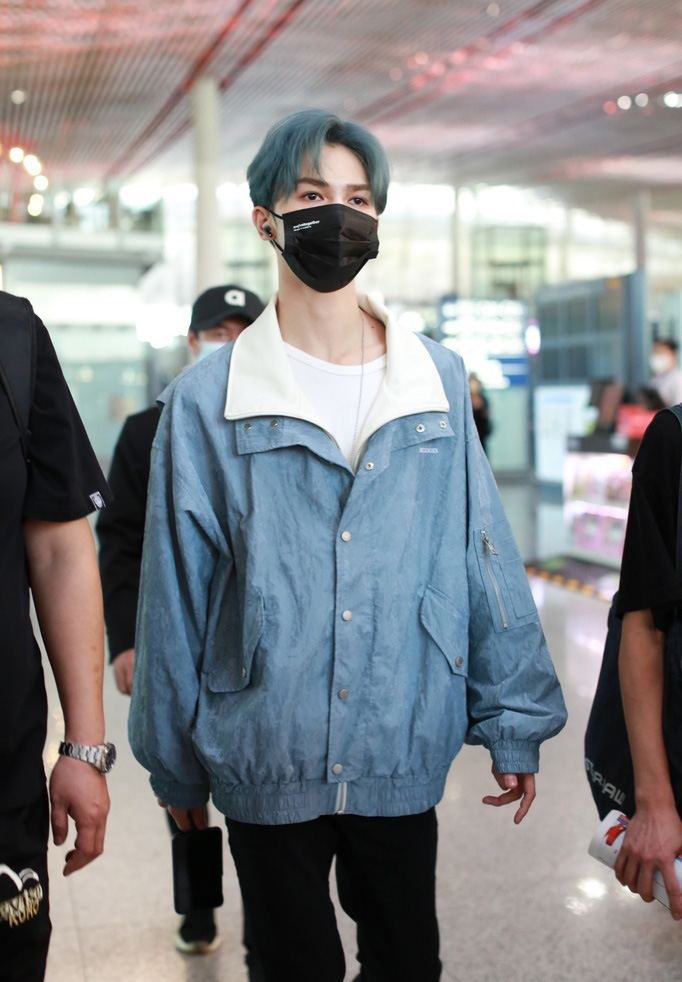 朱正廷白t工装个性时髦休闲帅气机场照图片55