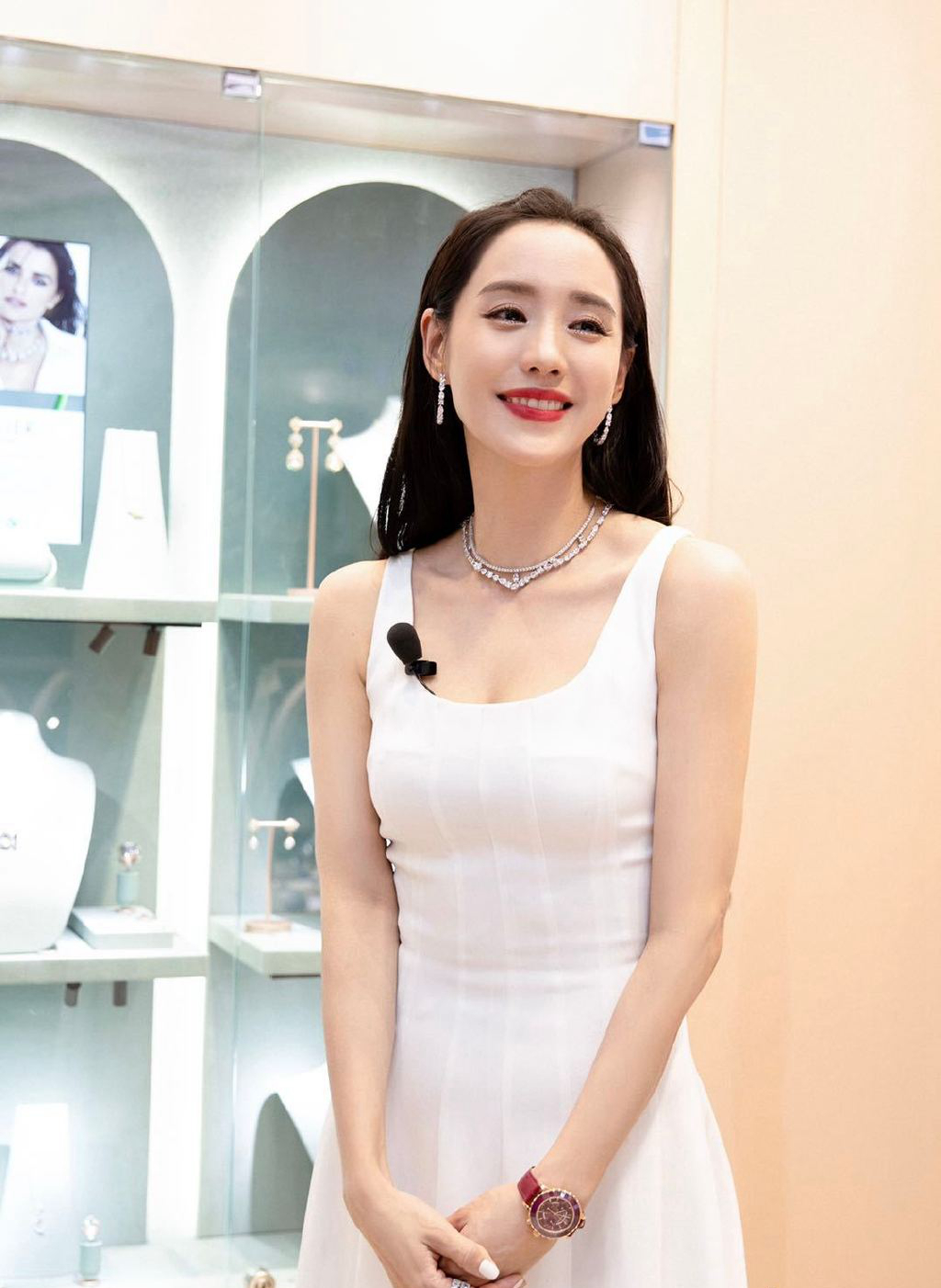 王智性感白裙活动图片16