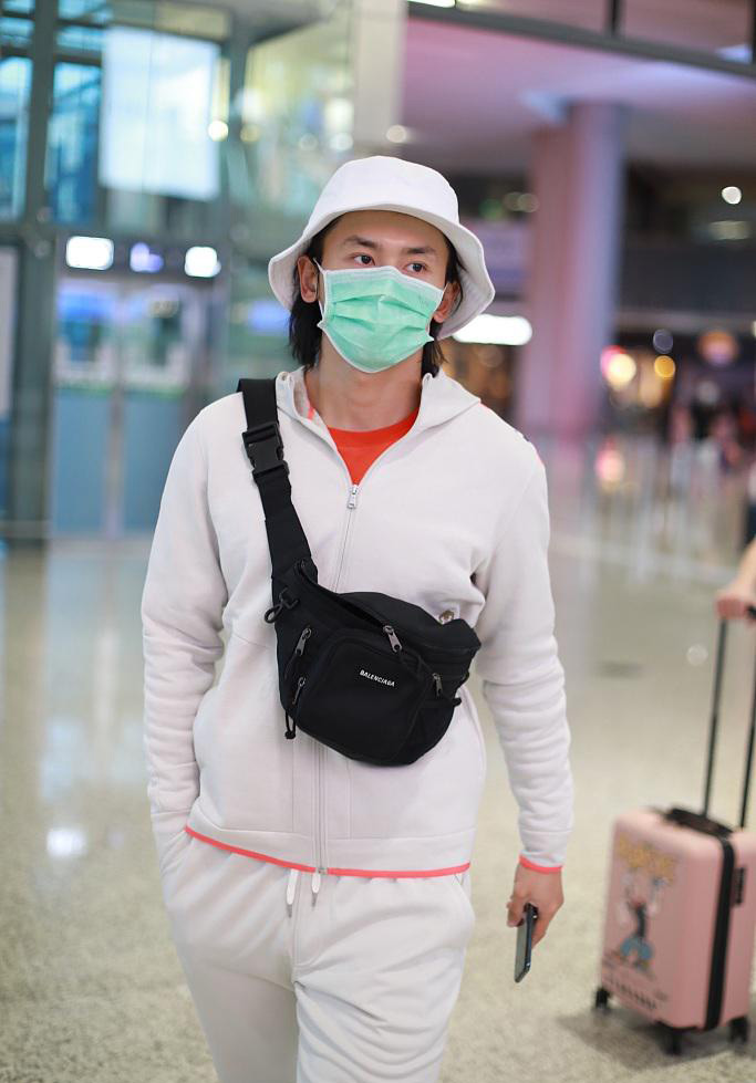 张哲瀚渔夫帽休闲套装清新时尚机场照图片14