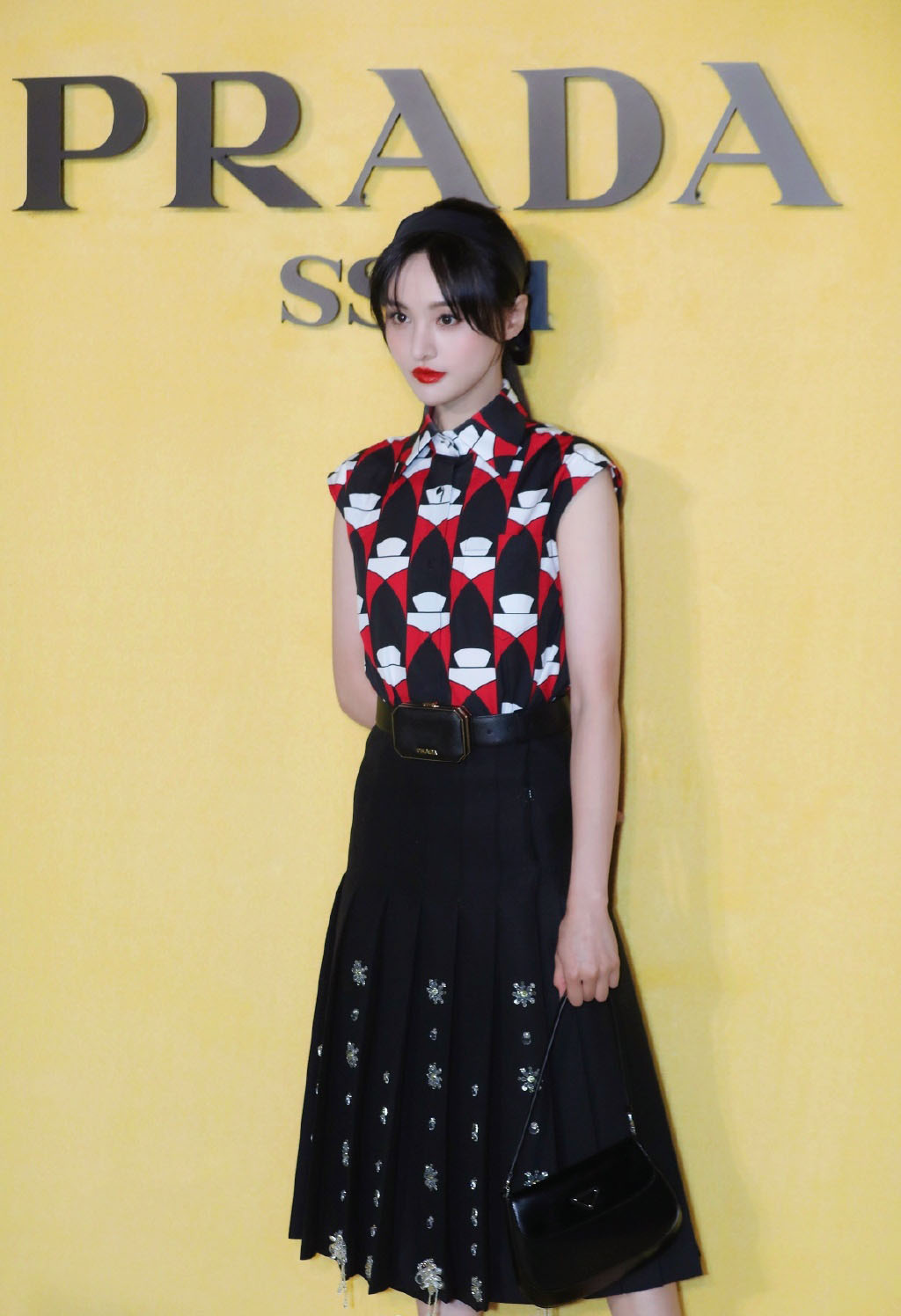 郑爽黑色百褶裙优雅写真图片19