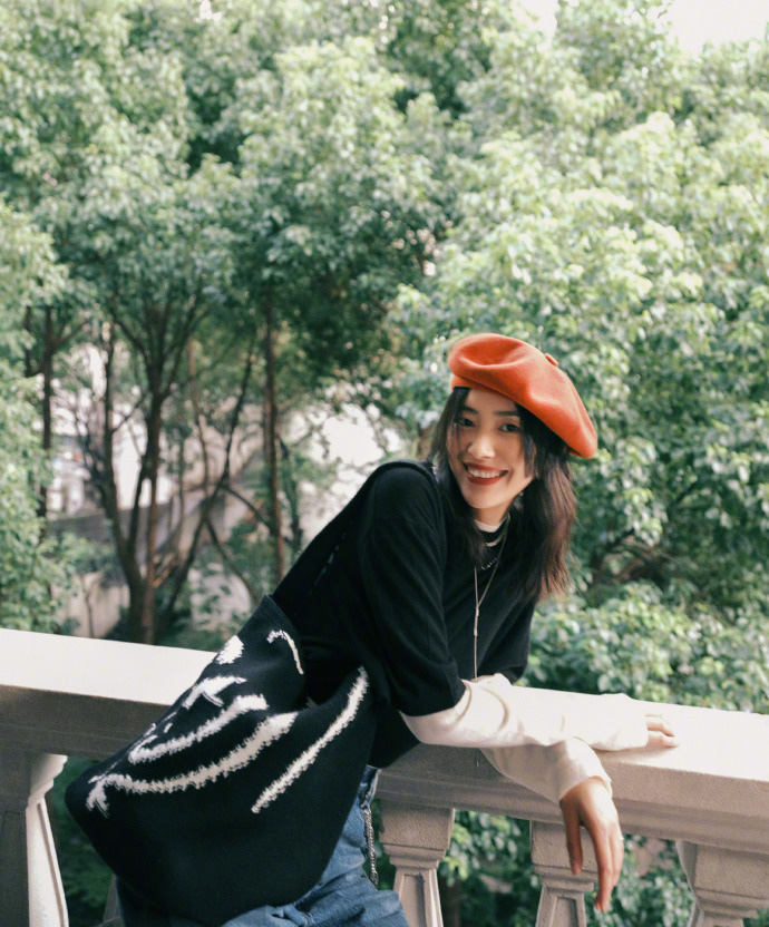 刘雯初秋贝雷帽牛仔裤灵动可爱写真图片59