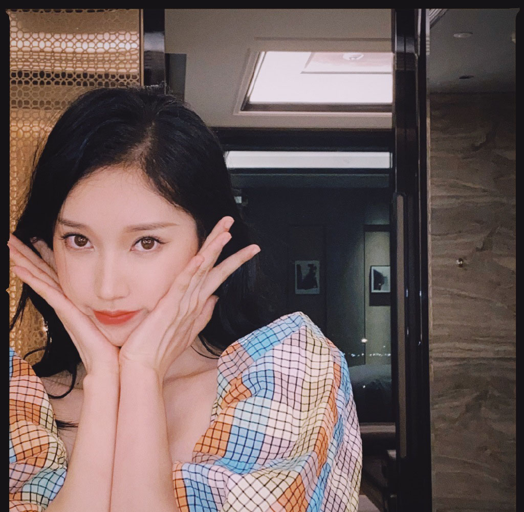 刘令姿纹格裙俏皮私服照图片18