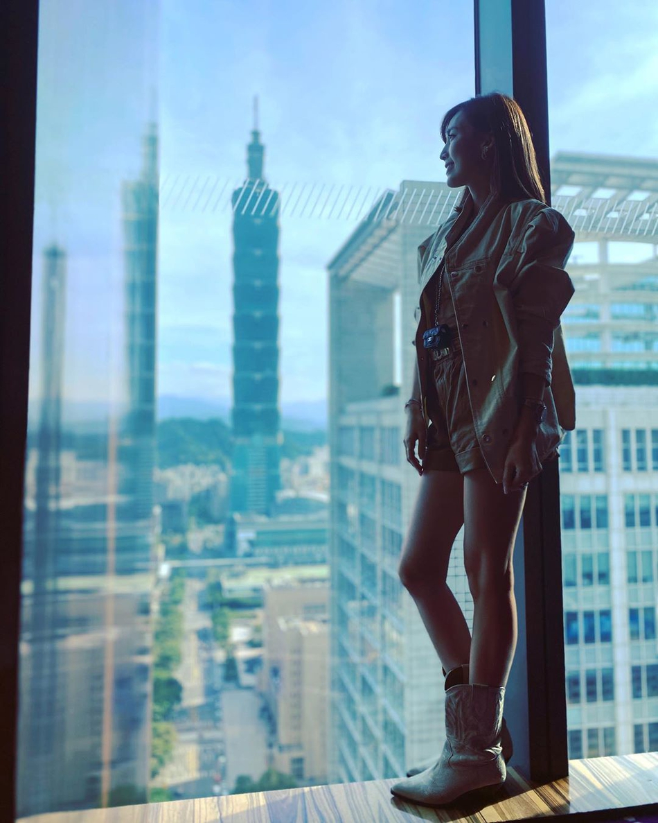 陈若仪身材苗条皮衣又美又飒美腿写真图片55