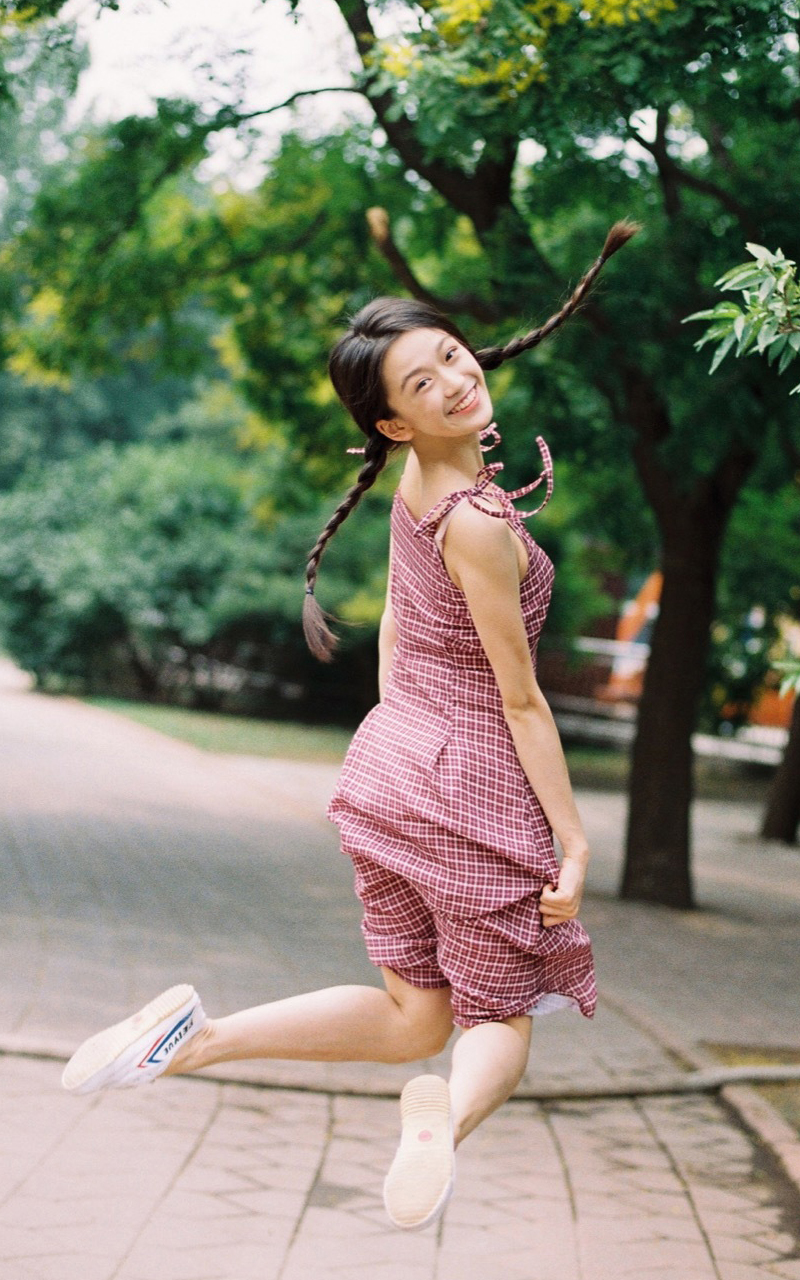 简介:魏一小清新甜美性感写真图,分享一组魏一图片给大家,图中的明星