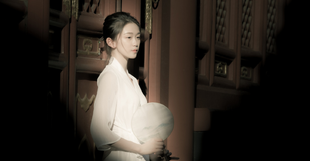 分享一组魏一图片给大家,图中的明星图片壁纸会点缀你的电脑桌面,美化