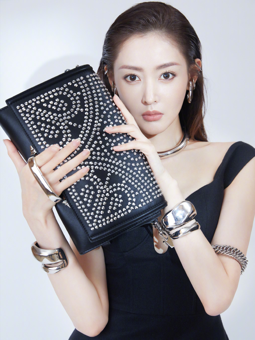 简介:张天爱性感冷艳写真图片,分享一组张天爱图片给大家,图中的明星