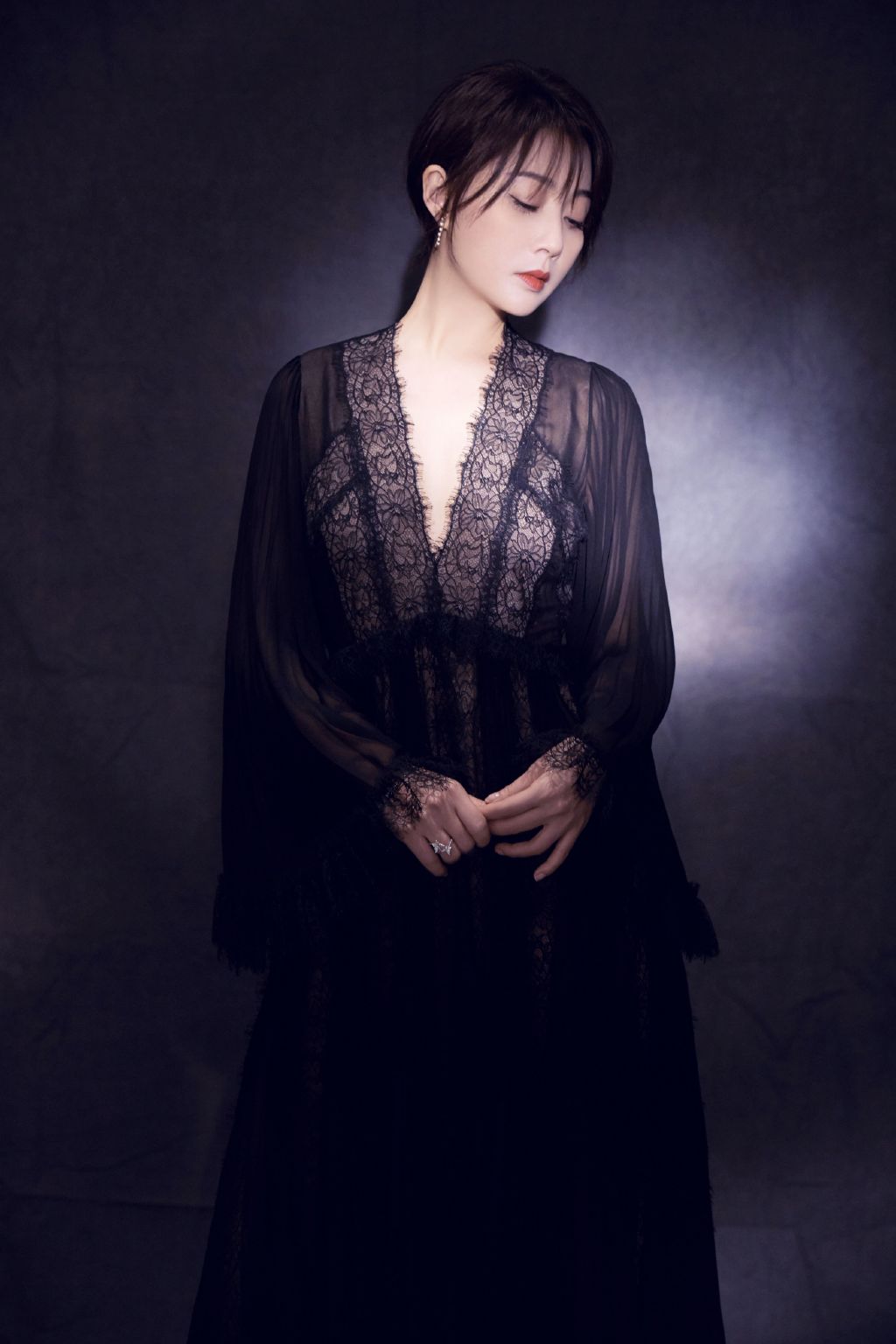 殷桃深v裙性感撩人写真图片15