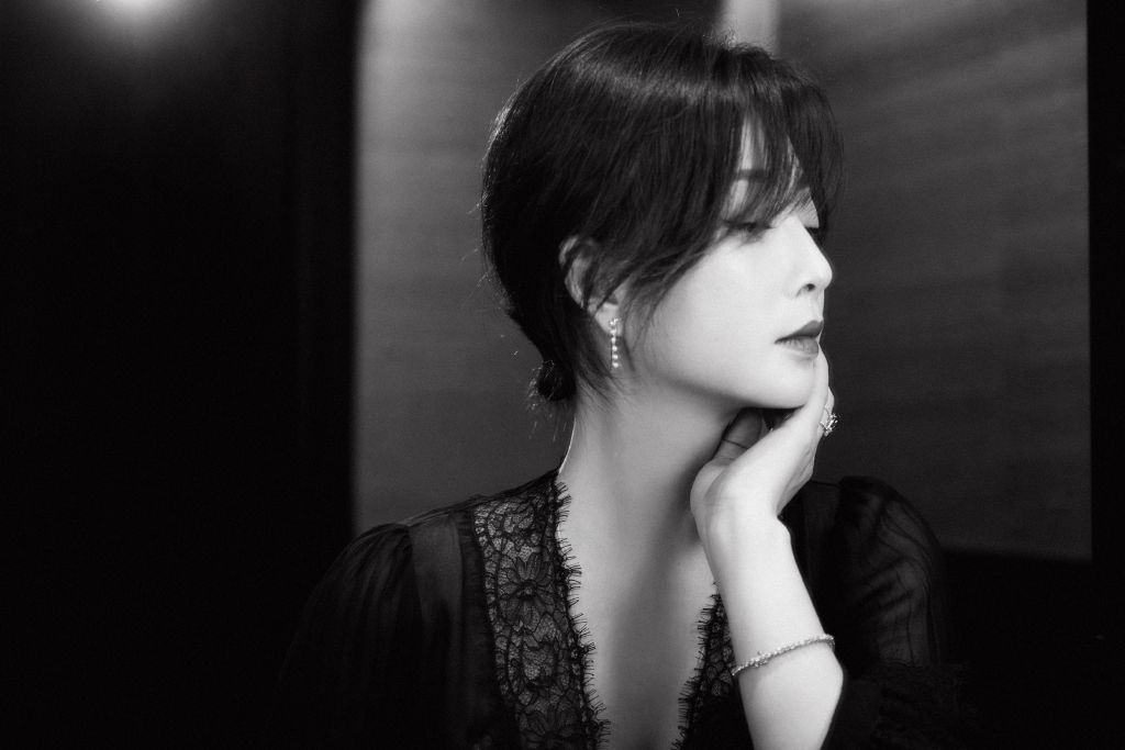 殷桃深v裙性感撩人写真图片25