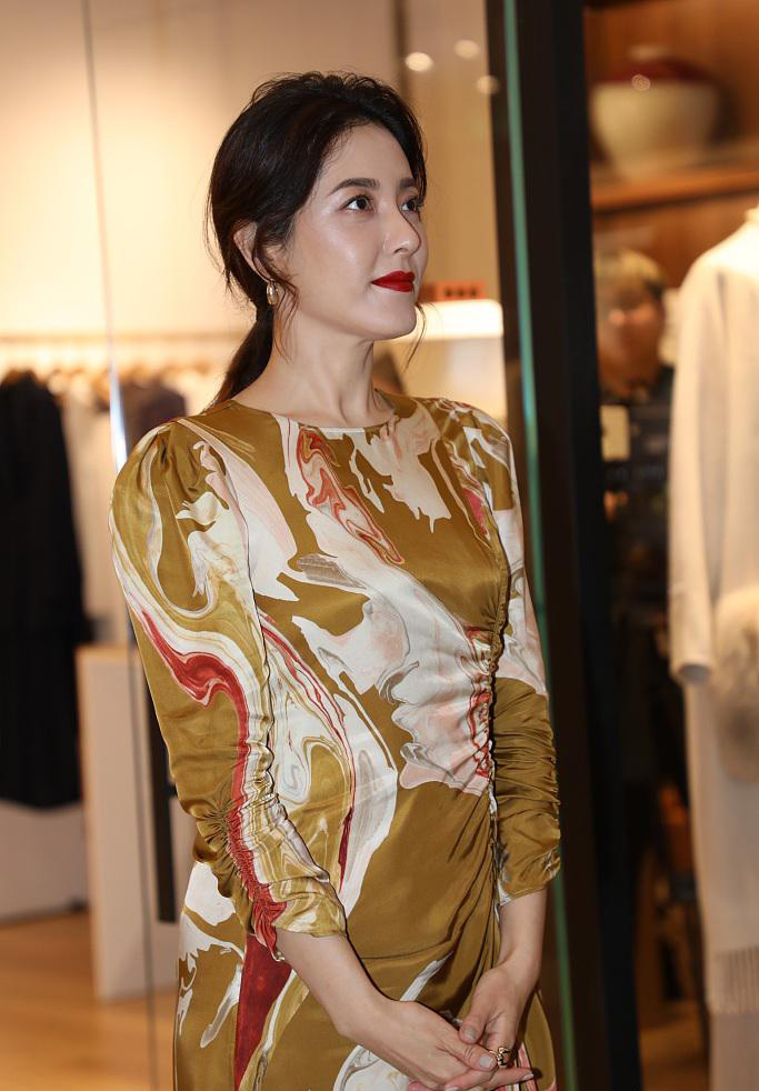 简介:曾黎红唇长裙优雅美丽魅力足现场照图片,分享一组曾黎图片给大家