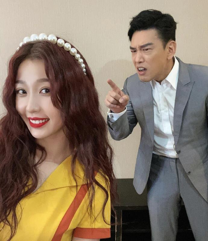 虞书欣珍珠发饰优雅王耀庆扮鬼脸搞笑图片14