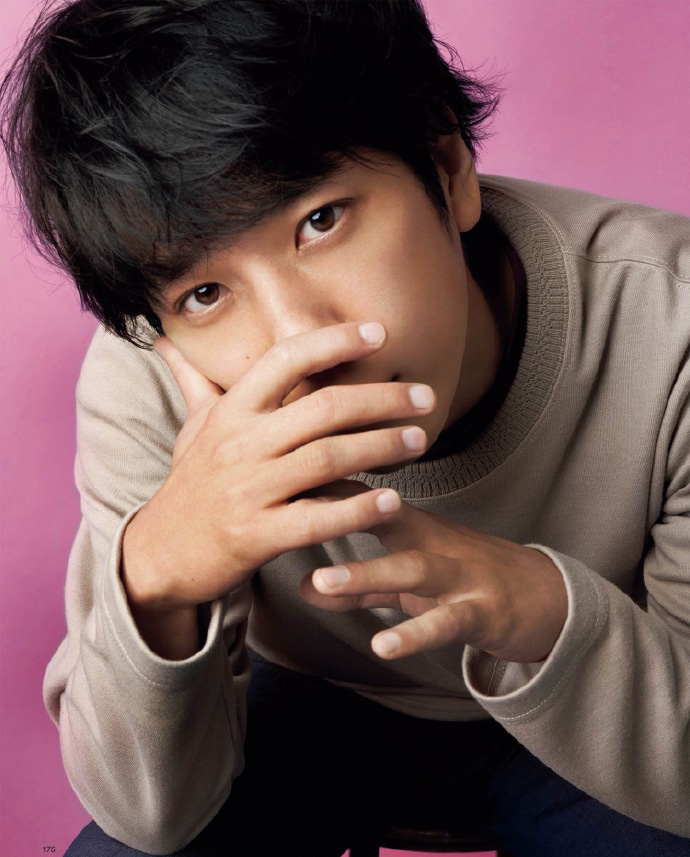 简介:二宫和也简约穿搭男友感十足写真图片,分享一组二宫和也图片给