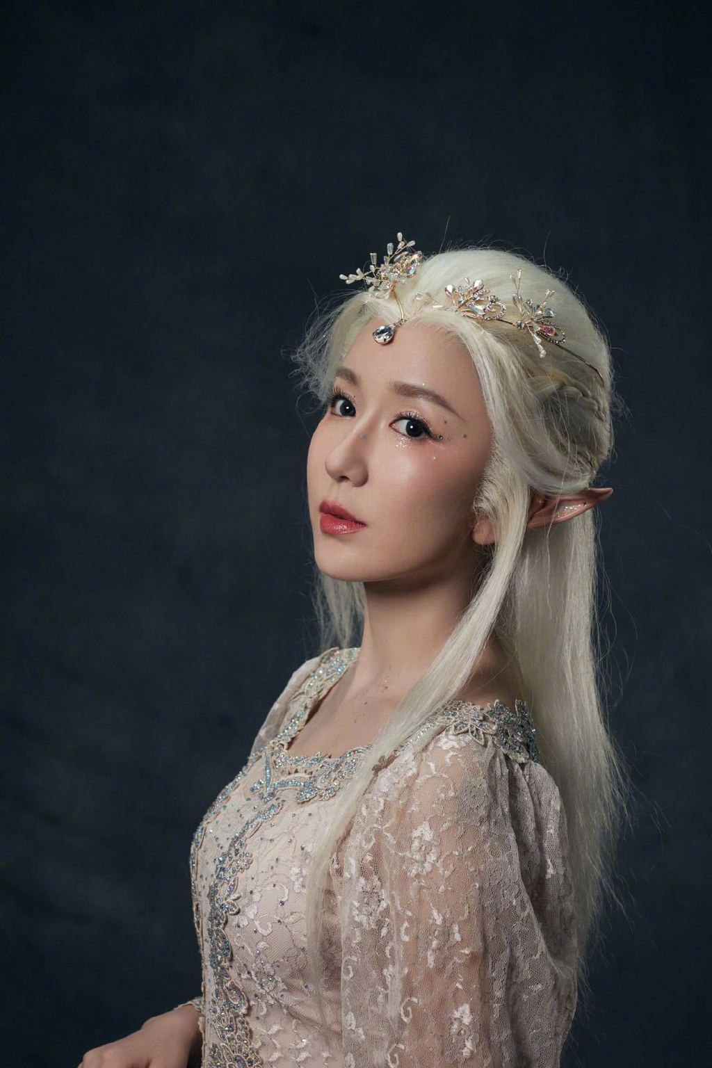 娄艺潇白色精灵造型大片写真图片44