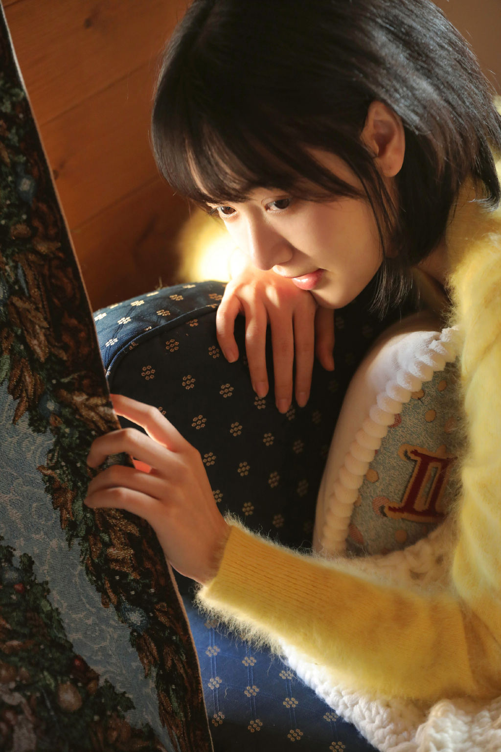 凌美仕暖黄毛衣居家写真图片39