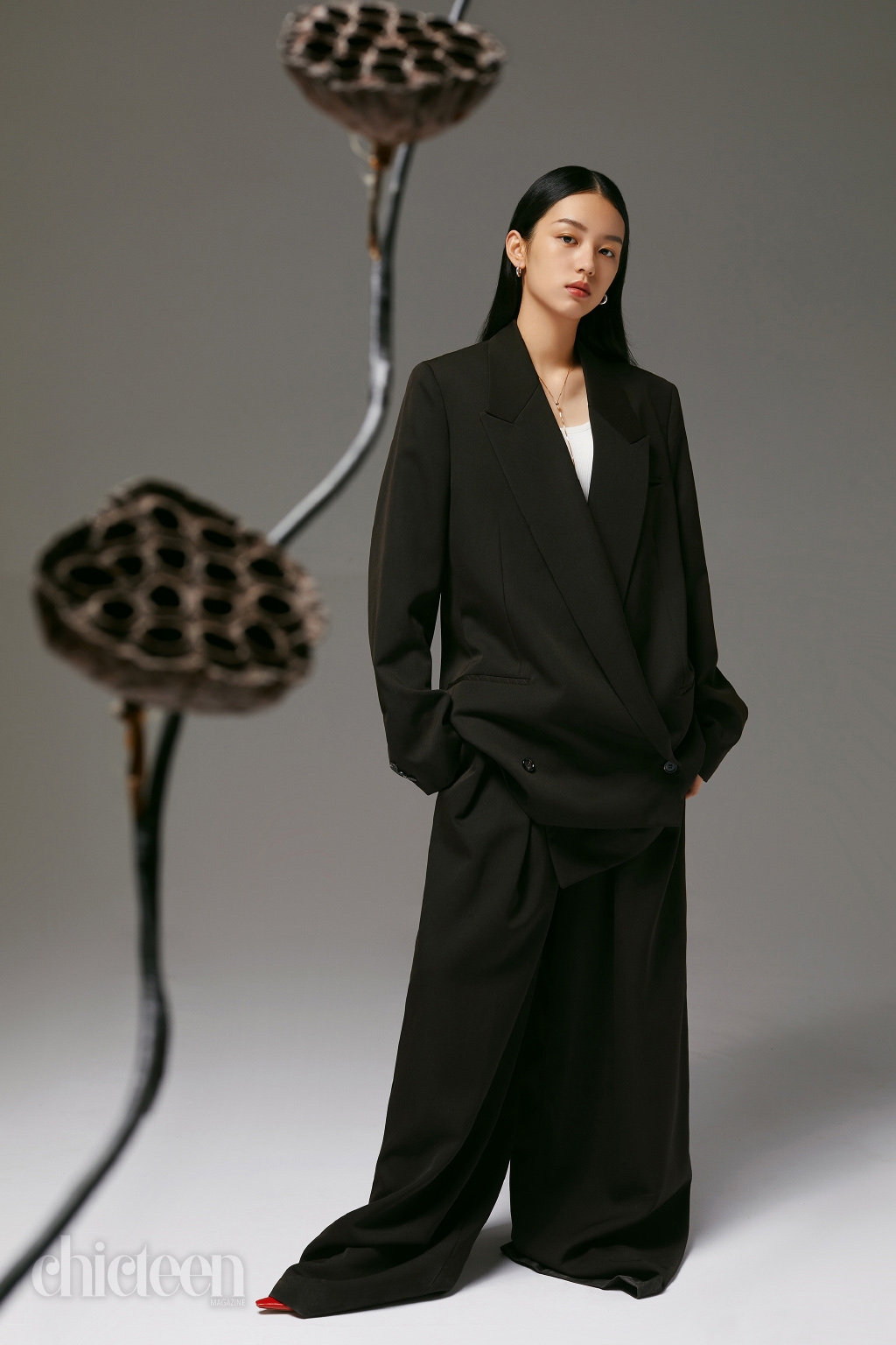 简介:周也男友风西装大片图片,分享一组周也图片给大家,图中的明星