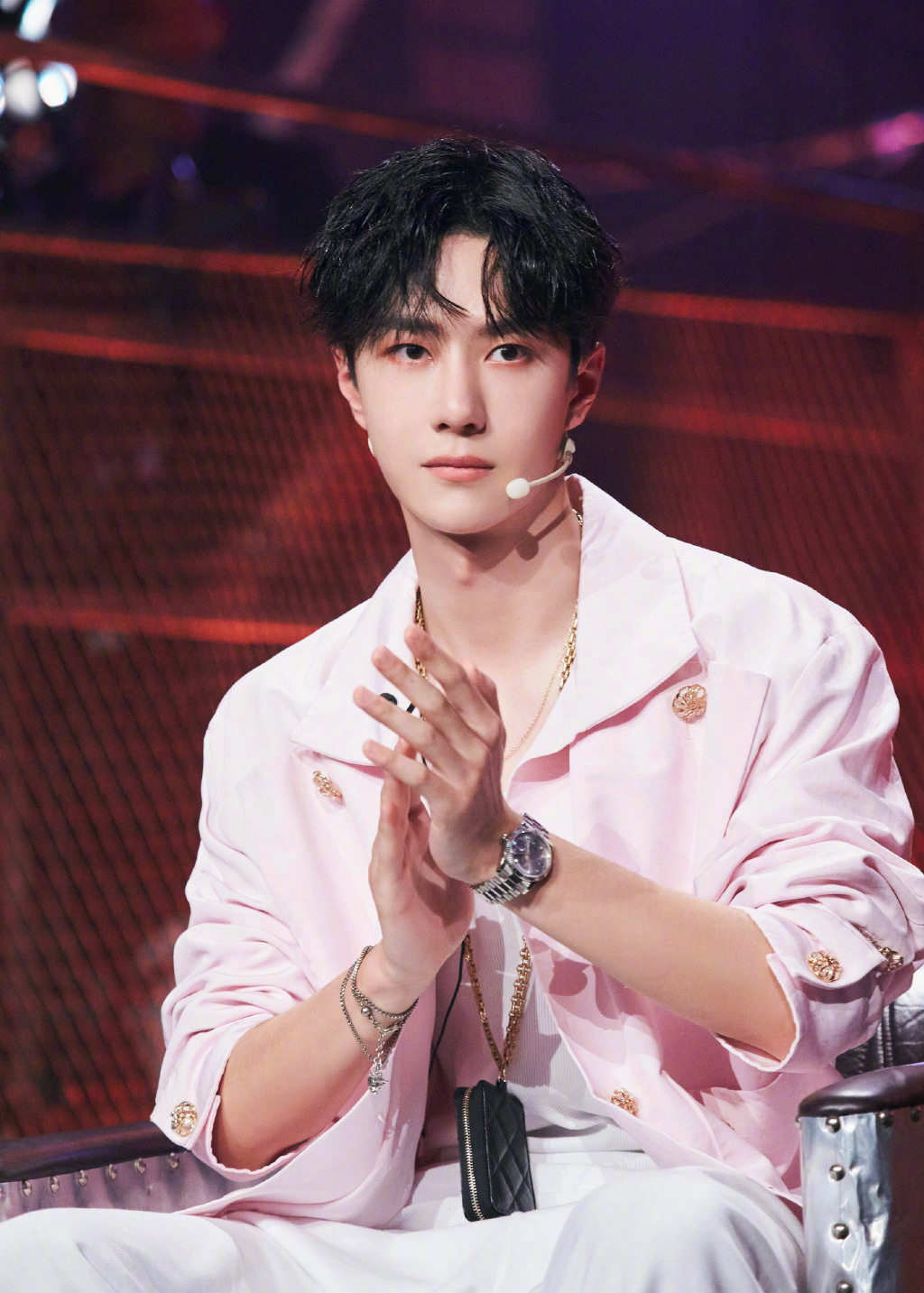 王一博金扣粉色外套帅气写真图片612