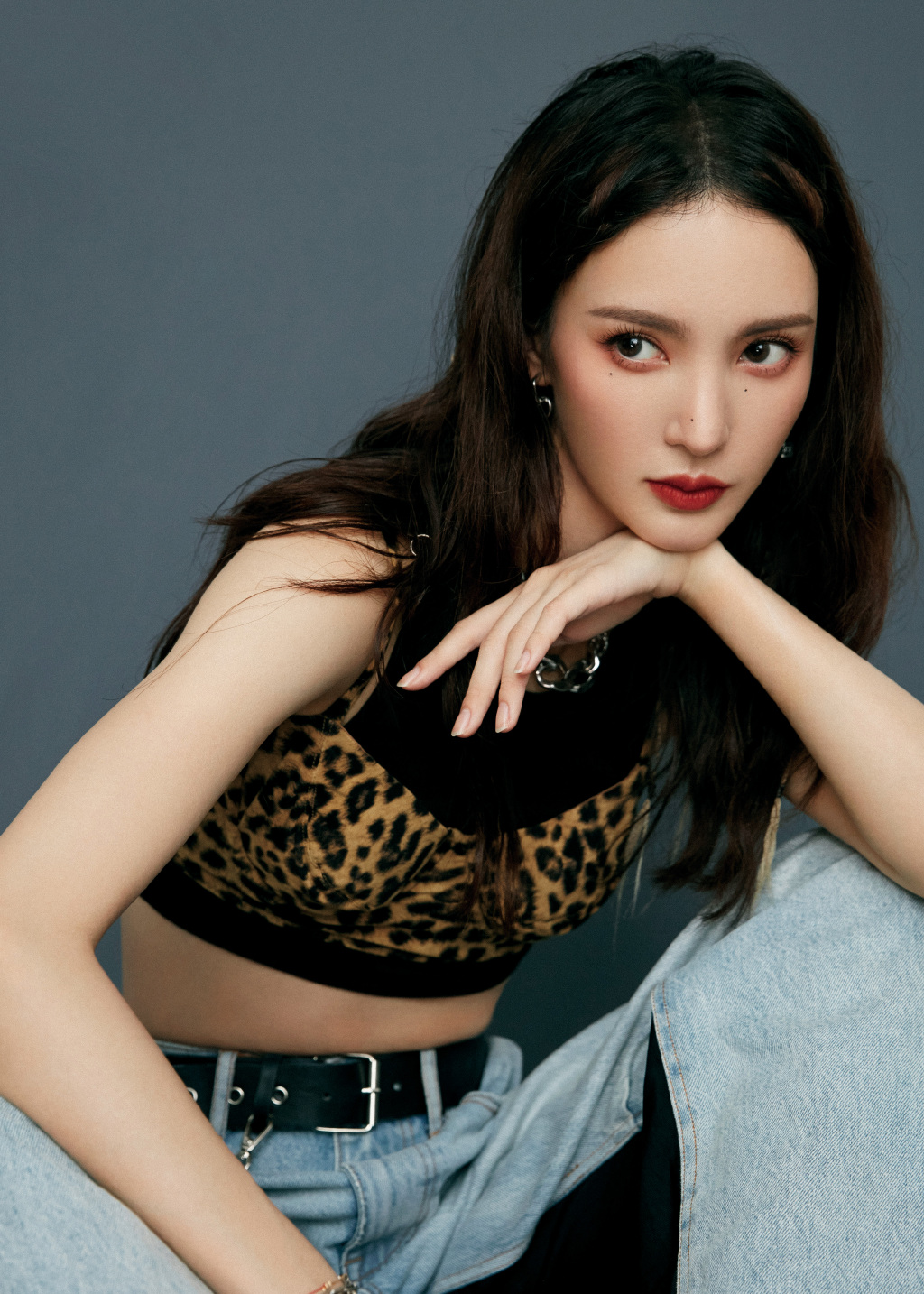 简介:金晨酷飒性感写真图片,分享一组金晨图片给大家,图中的明星图片