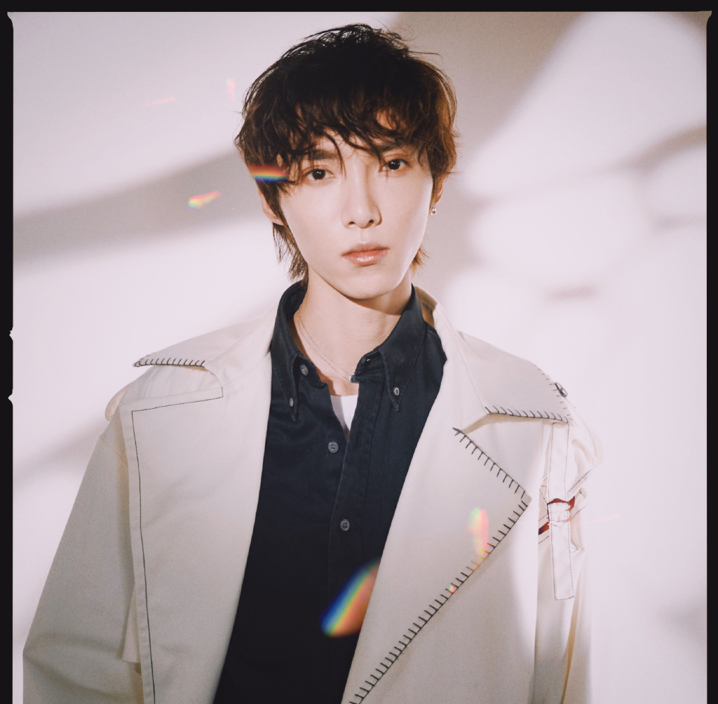 赵磊米色风衣帅气图片写真99