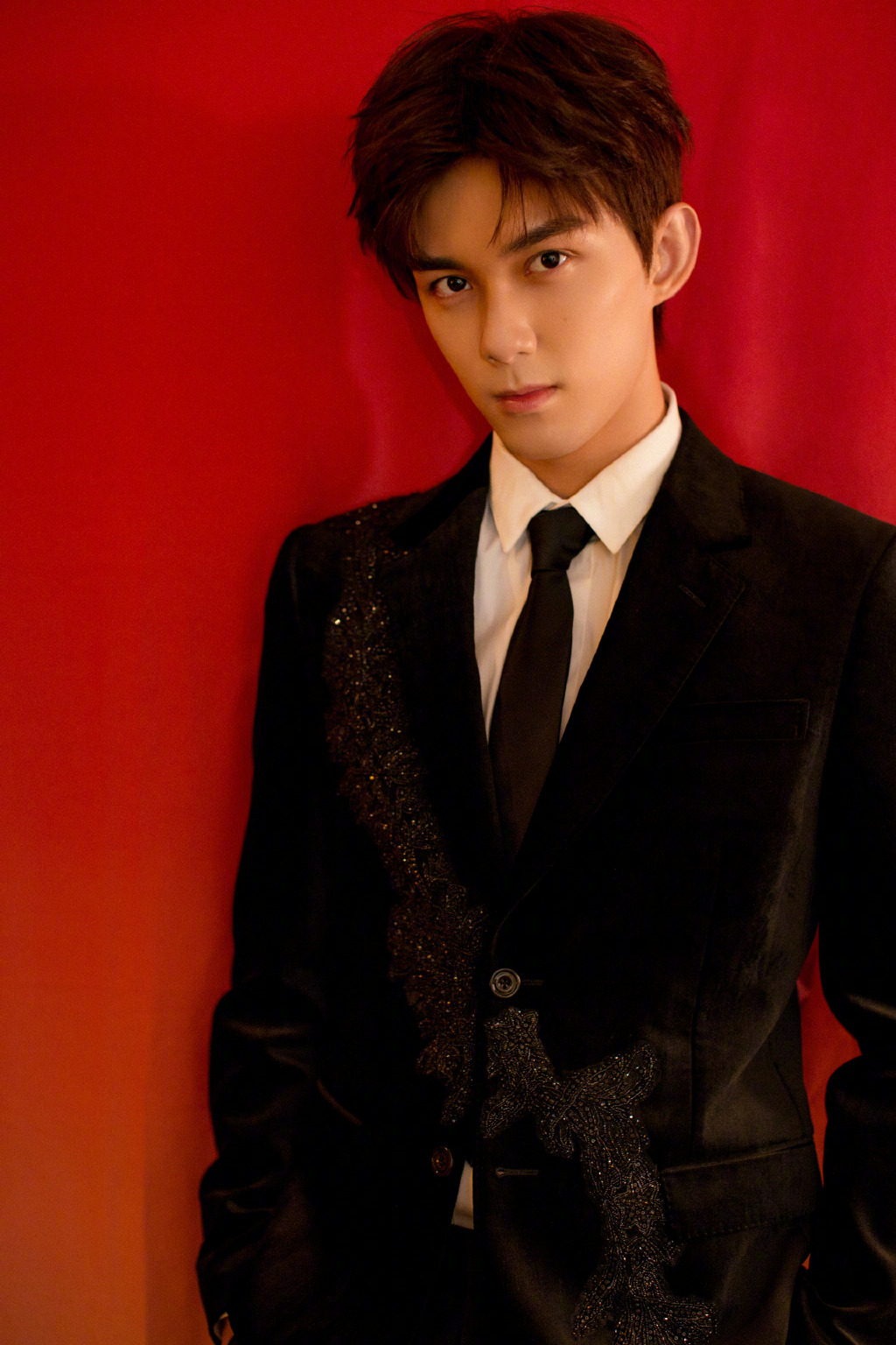 吴磊黑色西装沉稳写真图片49