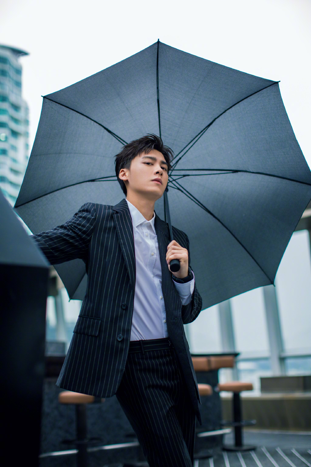 李易峰条纹西装帅气写真图片1113