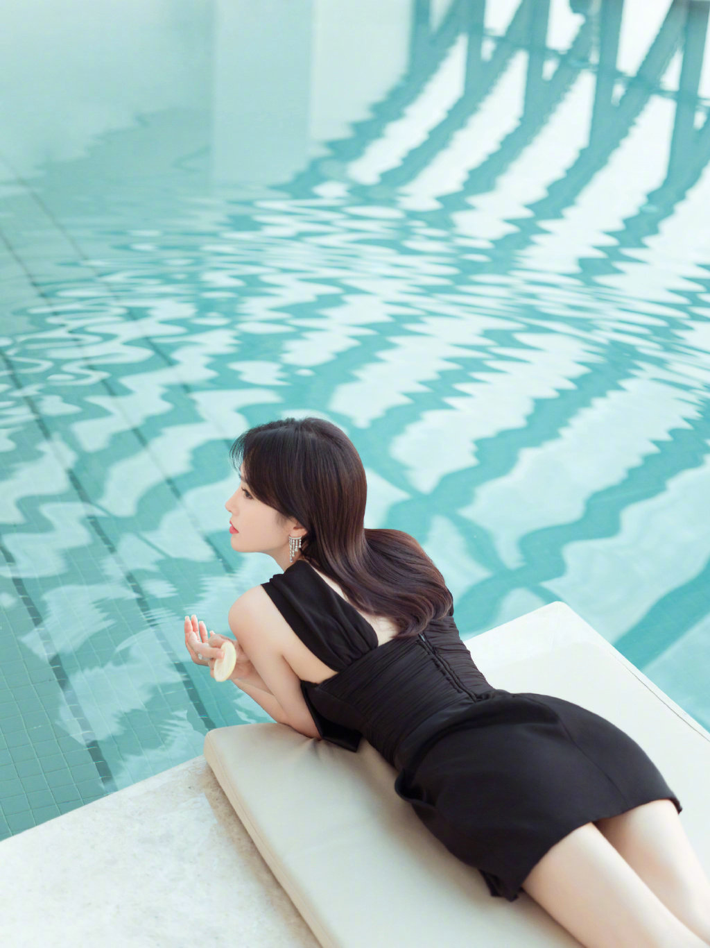 简介:秦岚黑色短裙清凉泳池写真图片,分享一组秦岚图片给大家,图中的