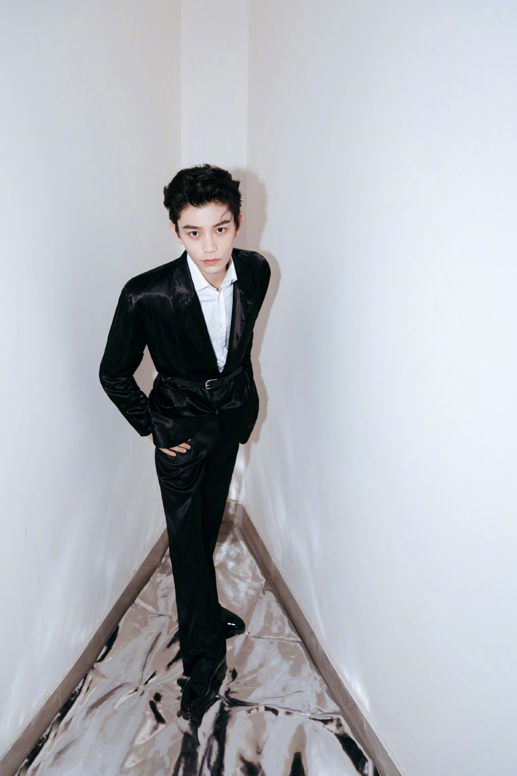 丁禹兮黑色缎面西装写真图片17
