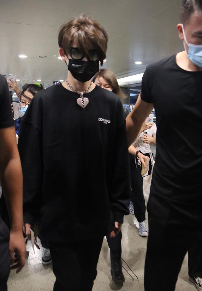 小鬼王琳凯黑色套装潮酷帅气机场照图片15