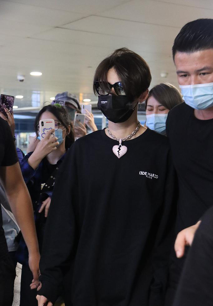 小鬼王琳凯黑色套装潮酷帅气机场照图片25