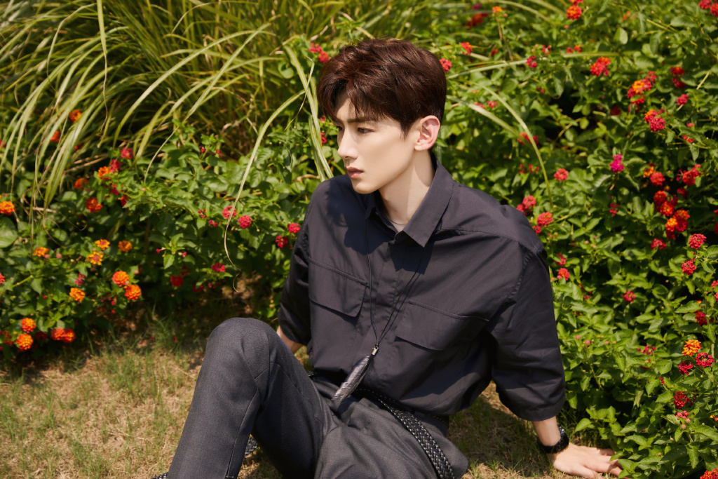 白敬亭工装服帅气写真图片38