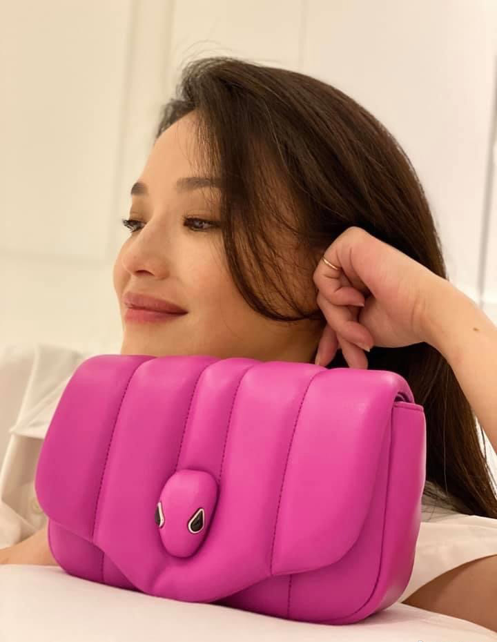 > 舒淇侧马尾露齿甜笑俏皮少女感十足美照图片(3/4)