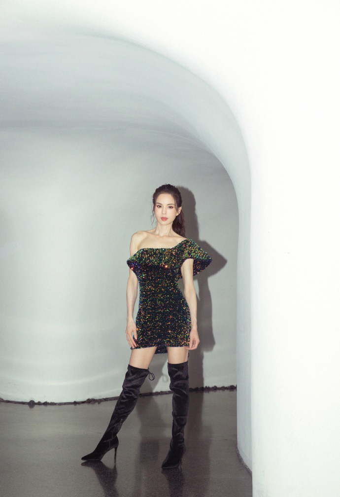 李若彤亮片短裙高马尾气质佳模特感十足美照图片66