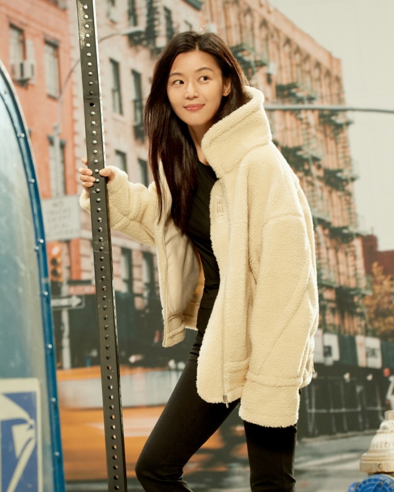 简介:全智贤甜美笑容完美容颜高挑身材写真图片,分享一组全智贤图片给