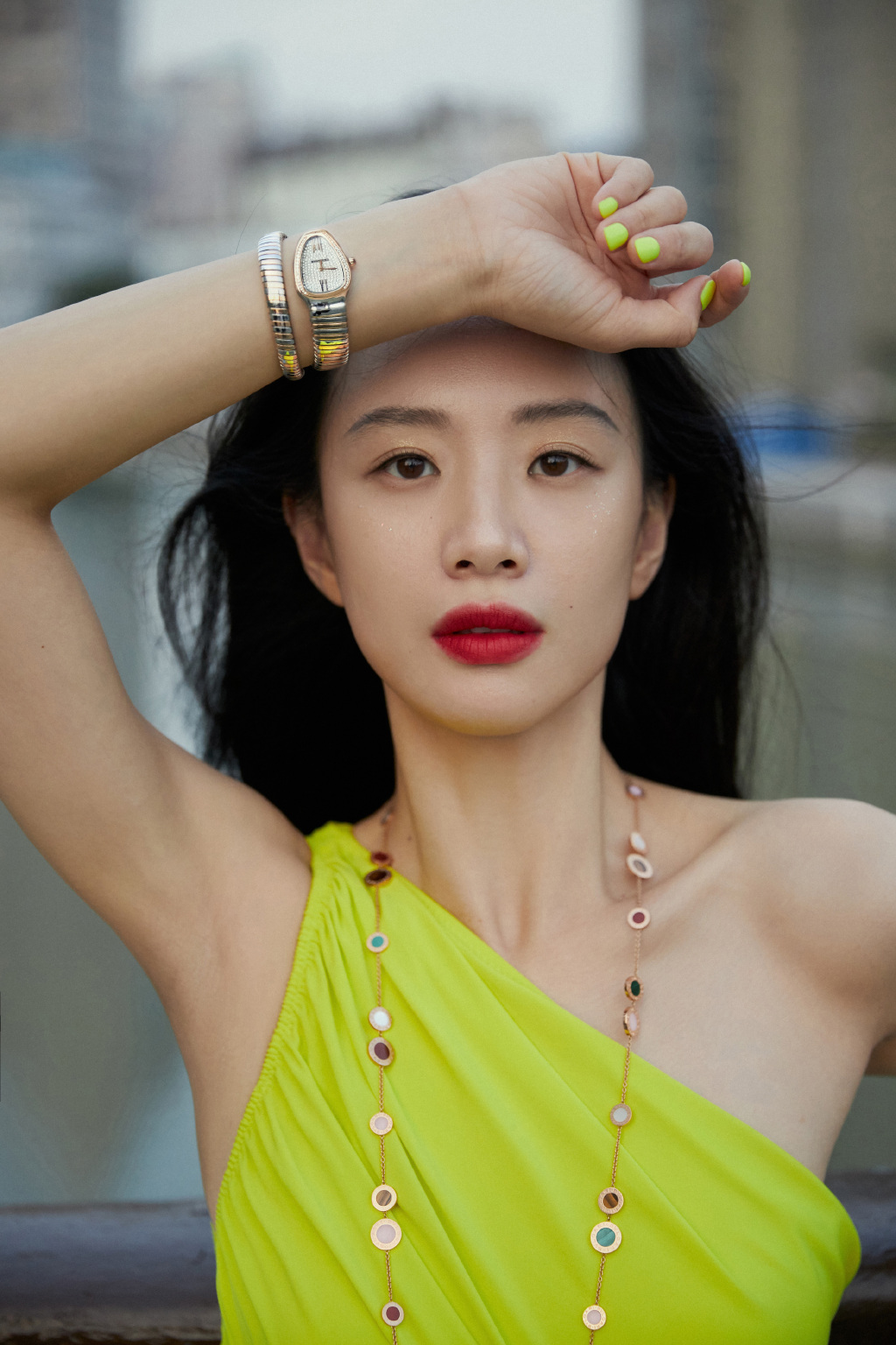 李梦荧光黄单肩连衣裙性感图片89