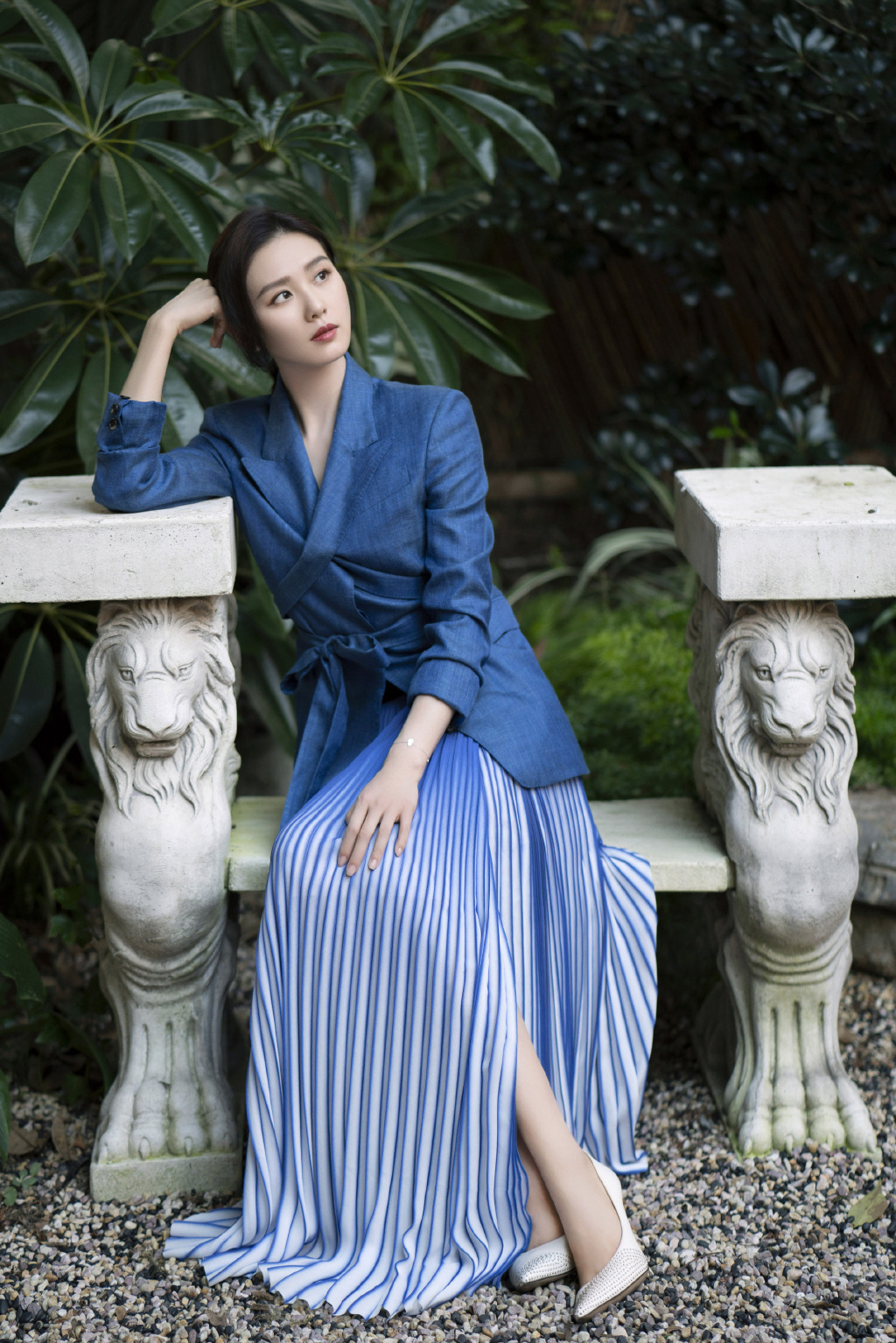 简介:刘诗诗蓝色长裙优雅写真图片,分享一组刘诗诗图片给大家,图中的