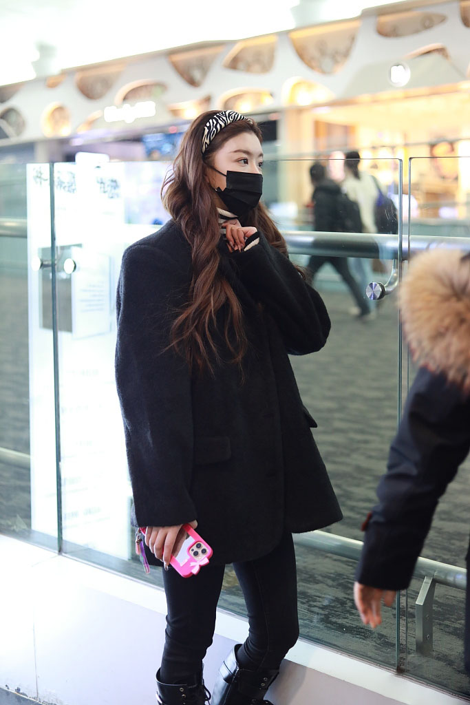 孔雪儿黑色短大衣酷飒靓丽机场照图片24