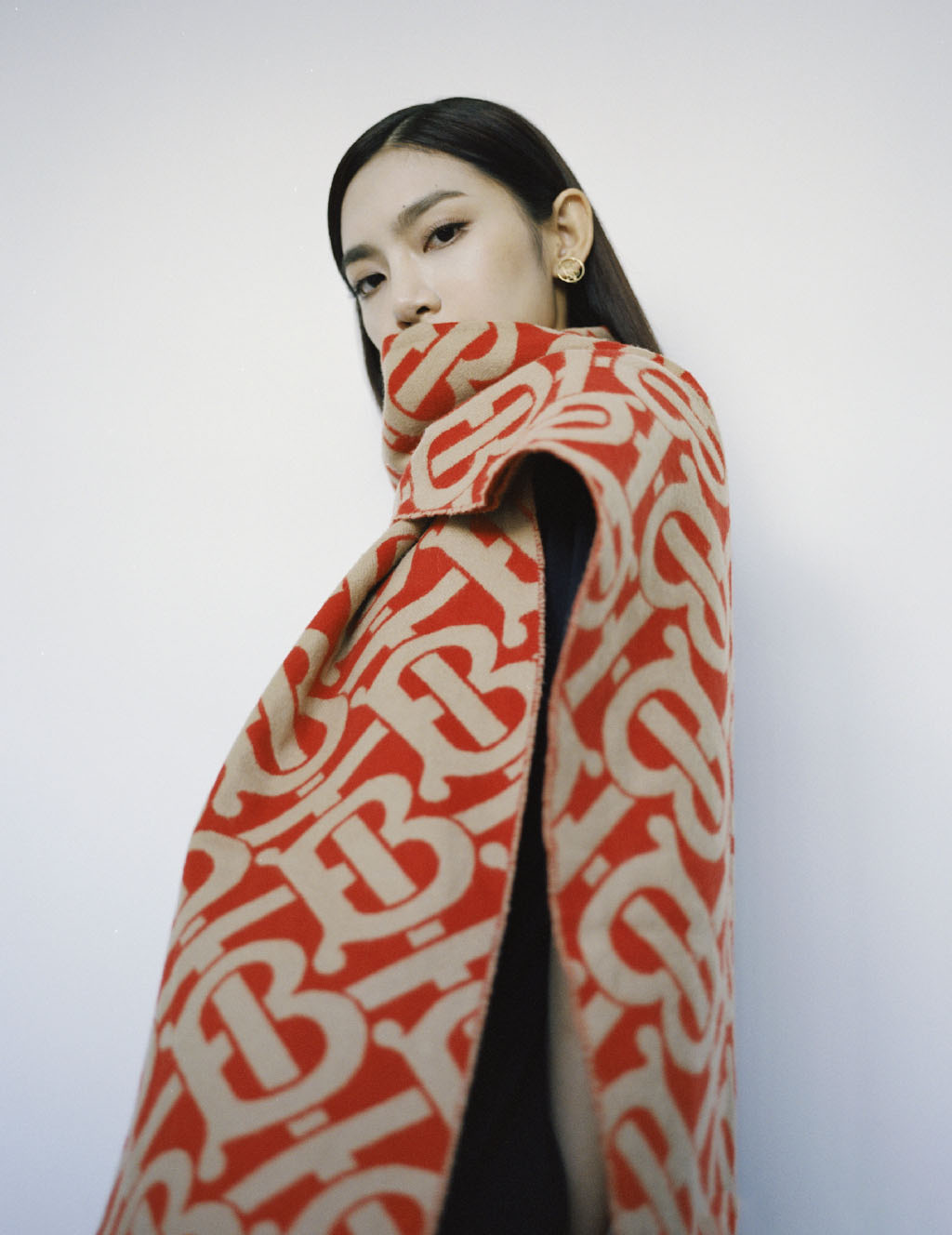 曾可妮字母围巾时尚写真图片,分享一组曾可妮图片给大家,图中的明星