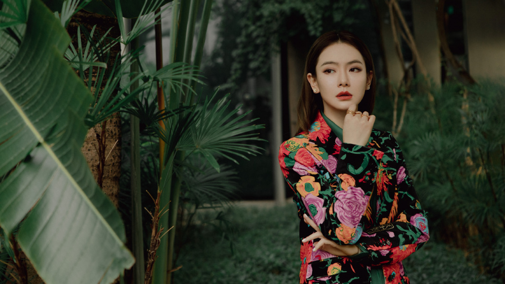 戚薇复古花纹西装酷飒写真图片1010