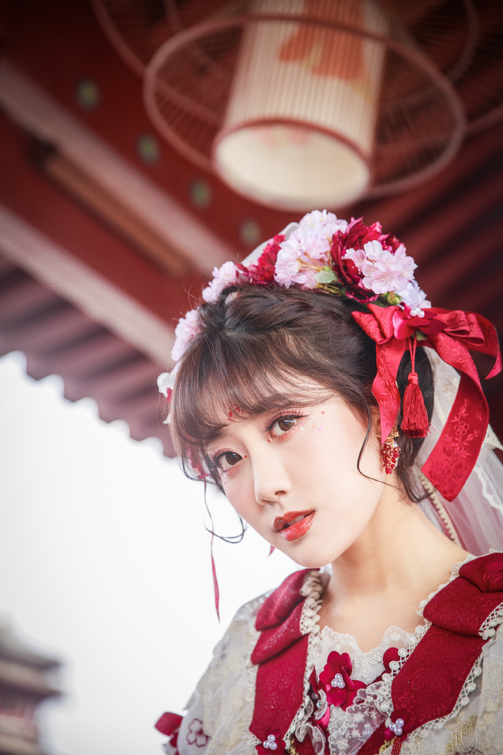 简介:李艺彤lo裙造型养眼写真图片,分享一组李艺彤图片给大家,图中的