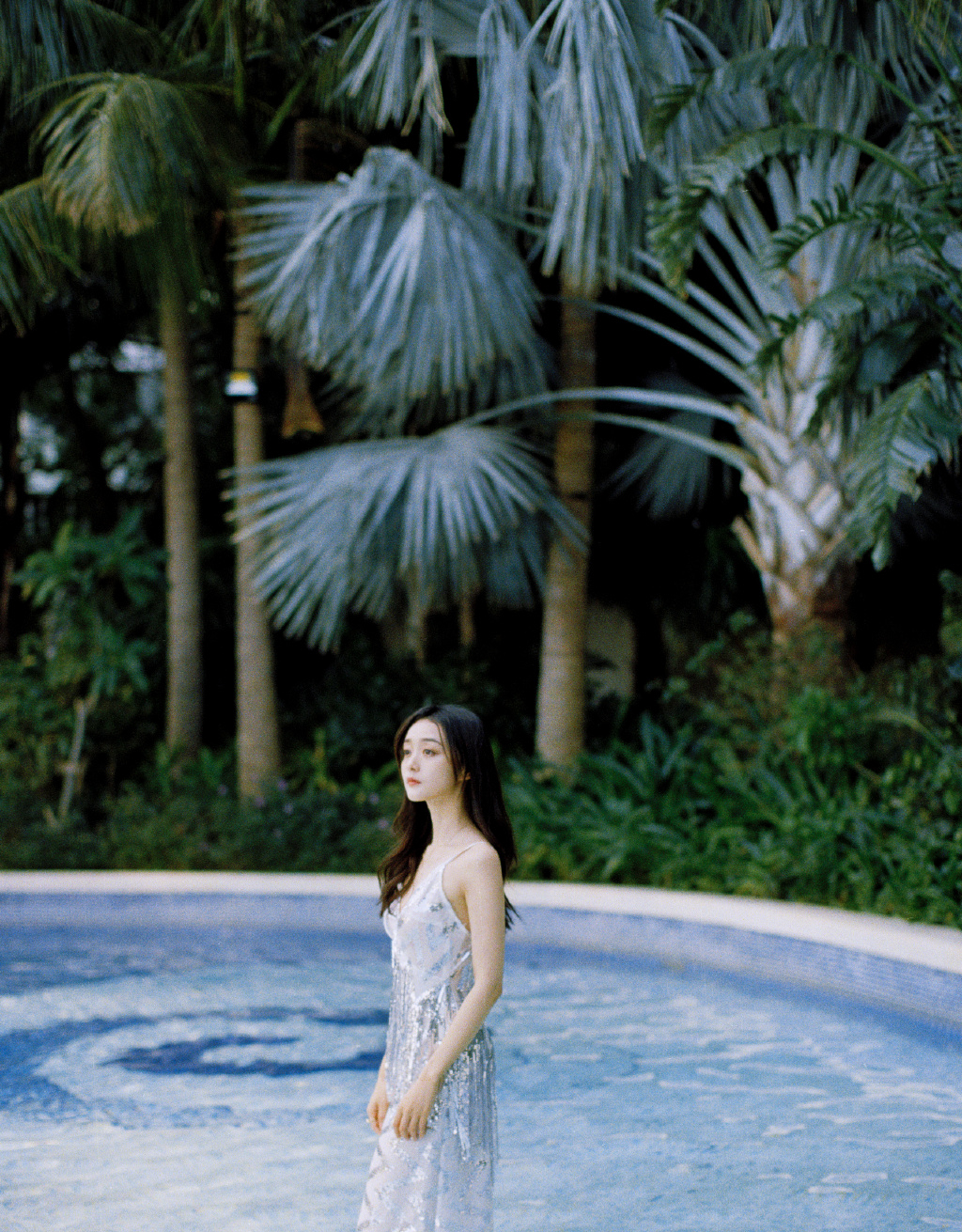 何泓姗吊带裙性感泳池写真图片15