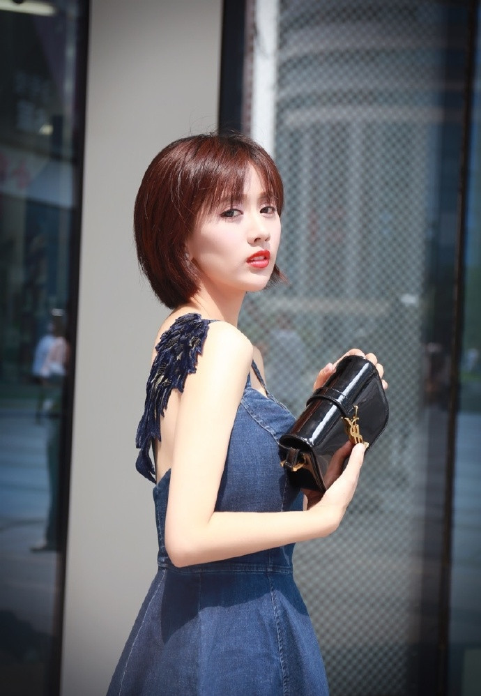 性感美女梁缘露后背优雅妩媚写真47