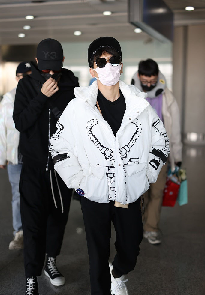 孟鹤堂黑白穿搭休闲时髦机场照图片55