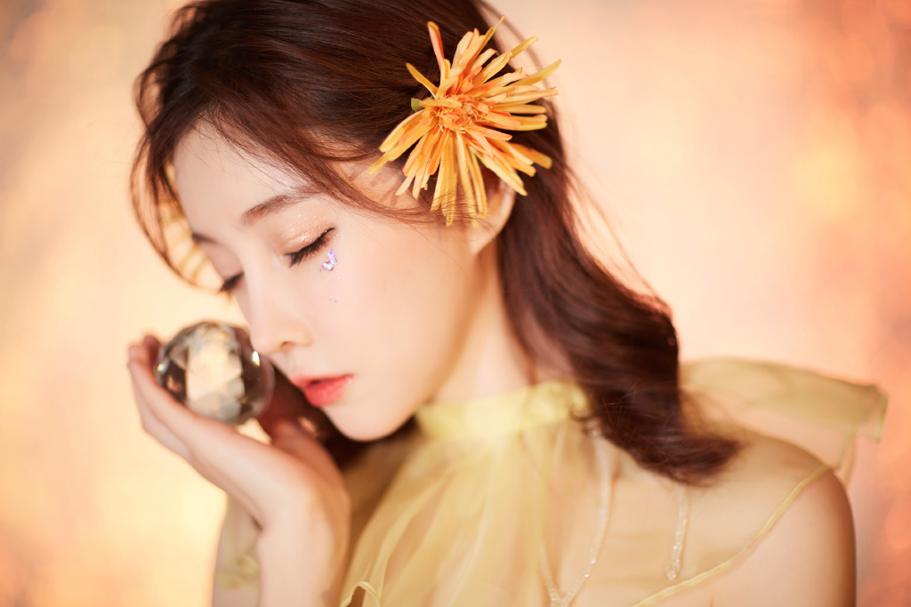 分享一组冯提莫图片给大家,图中的明星图片壁纸会点缀你的电脑桌面